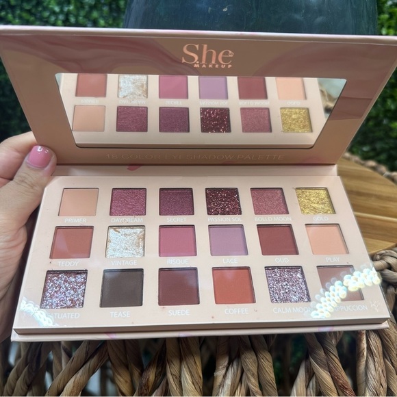 Rosey eyeshadow palette new - Picture 1 of 3